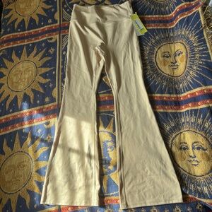 All in Motion Women's Cream Brushed Sculpt Ultra High-Rise Flare Leggings M